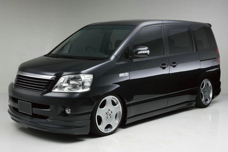 Toyota noah azr60